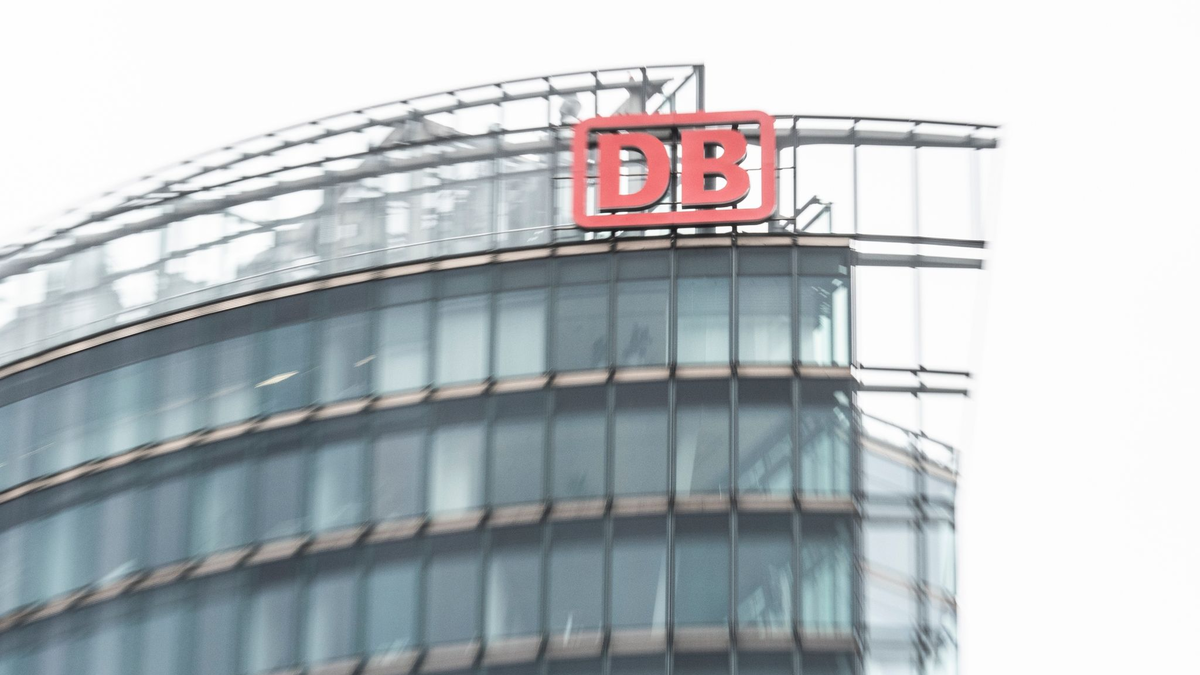 Ab eine Verzögerung von sechs Minuten gilt ein Zug als verspätet. - Foto: Paul Zinken/dpa