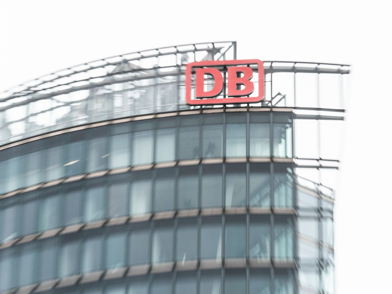 Ab eine Verzögerung von sechs Minuten gilt ein Zug als verspätet. - Foto: Paul Zinken/dpa