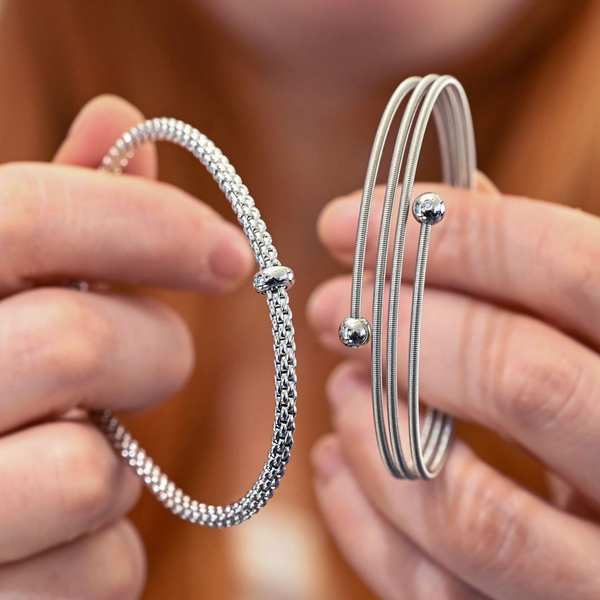 Für Brautpaare sind Trauring aus Platin - wie links zu sehen - eine Alternative. (Archivbild) - Foto: Uli Deck/dpa