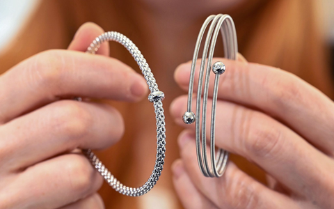 Der Handel hält sich beim Einkauf von Ware zurück. (Archivbild)  - Foto: Uli Deck/dpa