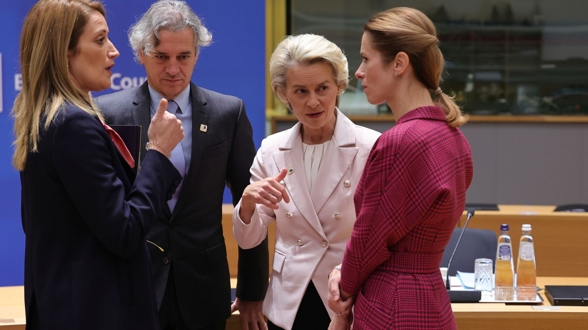 EU-Ratspräsident Charles Michel (l) spricht mit dem ungarischen Ministerpräsidenten Viktor Orban. - Foto: Olivier Matthys/AP/dpa