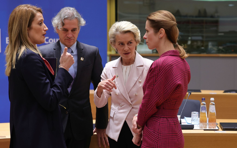 EU-Ratspräsident Charles Michel (l) spricht mit dem ungarischen Ministerpräsidenten Viktor Orban. - Foto: Olivier Matthys/AP/dpa
