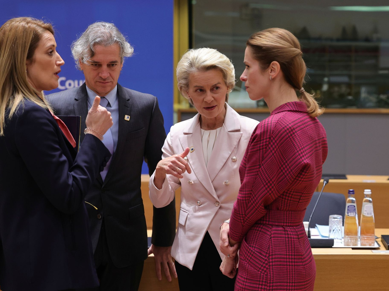 EU-Ratspräsident Charles Michel (l) spricht mit dem ungarischen Ministerpräsidenten Viktor Orban. - Foto: Olivier Matthys/AP/dpa