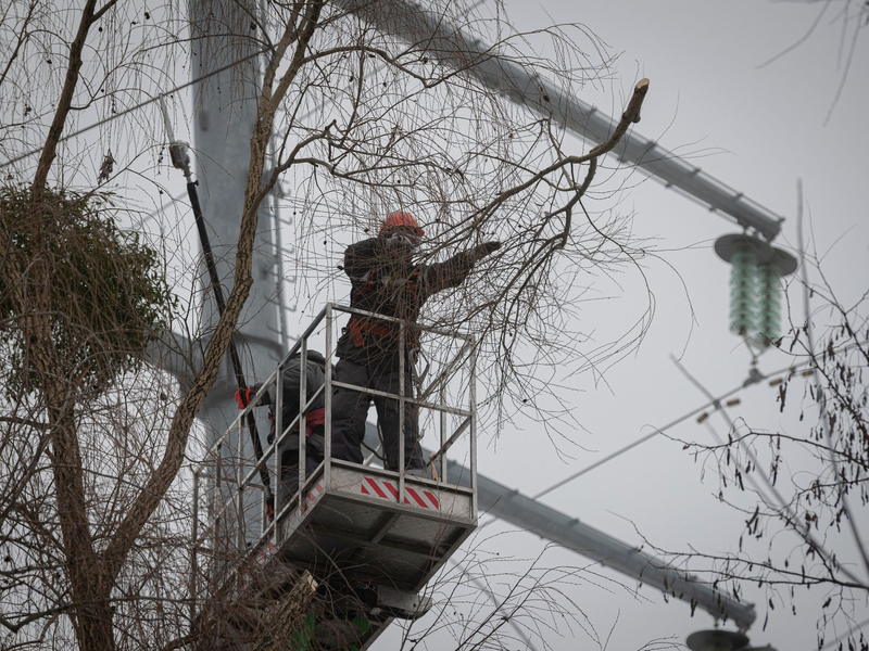 Die ukrainische Armee kann nur noch wenige Männer freiwillig für den Krieg mit Russland gewinnen. (Archivbild) - Foto: Andrew Kravchenko/AP/dpa