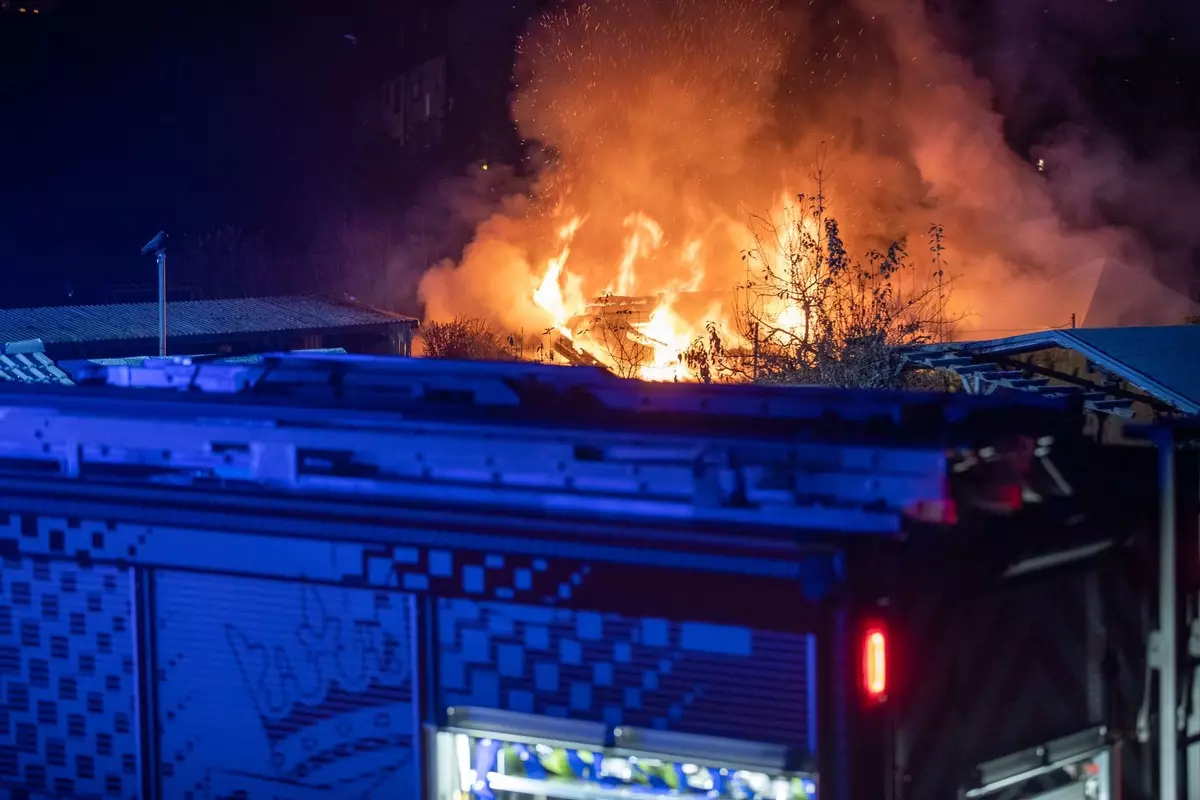 bauwagen-in-ostervesede-in-brand-geraten-unfallflucht-nach