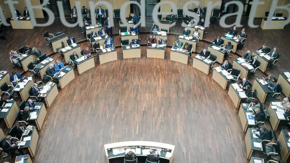 Der Treibhausgasausstoß soll künftig sektorenübergreifend betrachtet werden - so hat es der Bundesrat gebilligt. - Bild: Kay Nietfeld/dpa