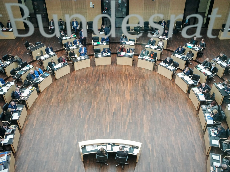 Der Treibhausgasausstoß soll künftig sektorenübergreifend betrachtet werden - so hat es der Bundesrat gebilligt. - Foto: Kay Nietfeld/dpa