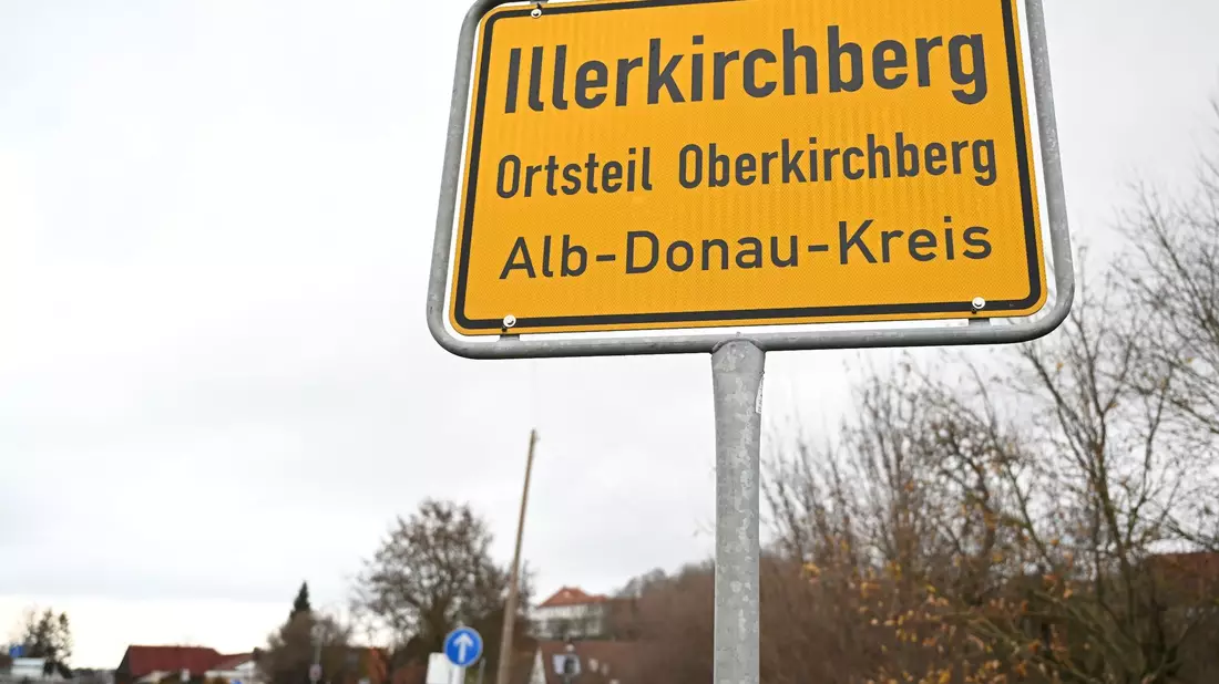 Kerzen und Blumen stehen am Tatort in Illerkirchberg. - Bild: Bernd Weißbrod/dpa