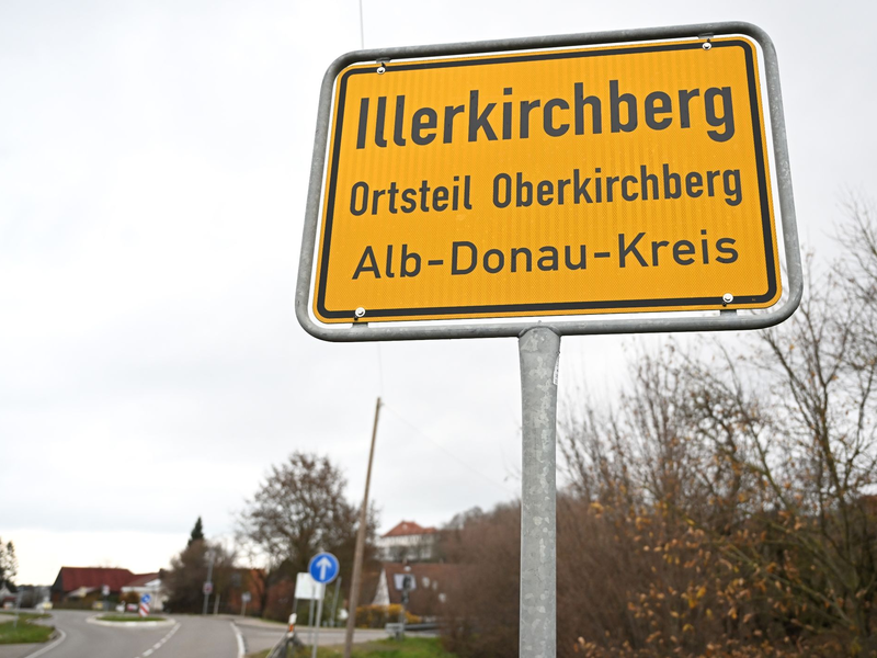 Kerzen und Blumen stehen am Tatort in Illerkirchberg. - Foto: Bernd Weißbrod/dpa