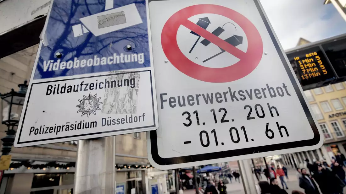 Hinweisschilder auf Videoüberwachung und Böllerverbot in Düsseldorf. - Bild: Martin Gerten/dpa