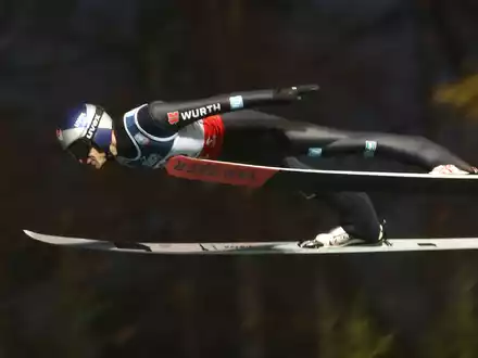 Andreas Wellinger stellte im zweiten Durchgang in Wisla einen Schanzenrekord auf. - Foto: Grzegorz Momot/PAP/dpa