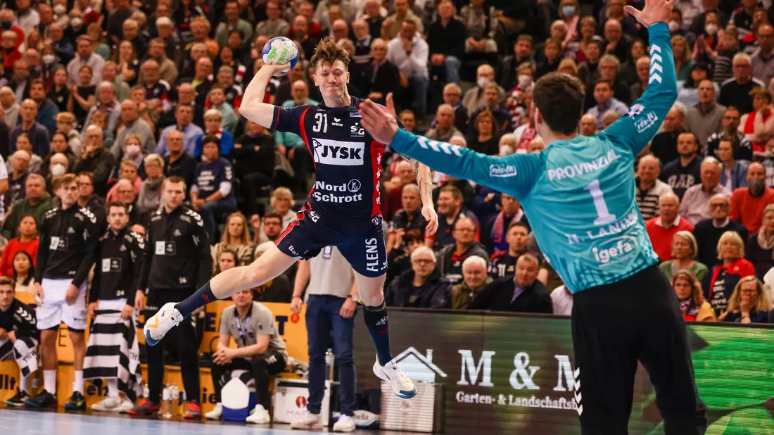 Die Spieler der SG Flensburg-Handewitt bejubeln den Sieg beim THW Kiel. - Bild: Frank Molter/dpa