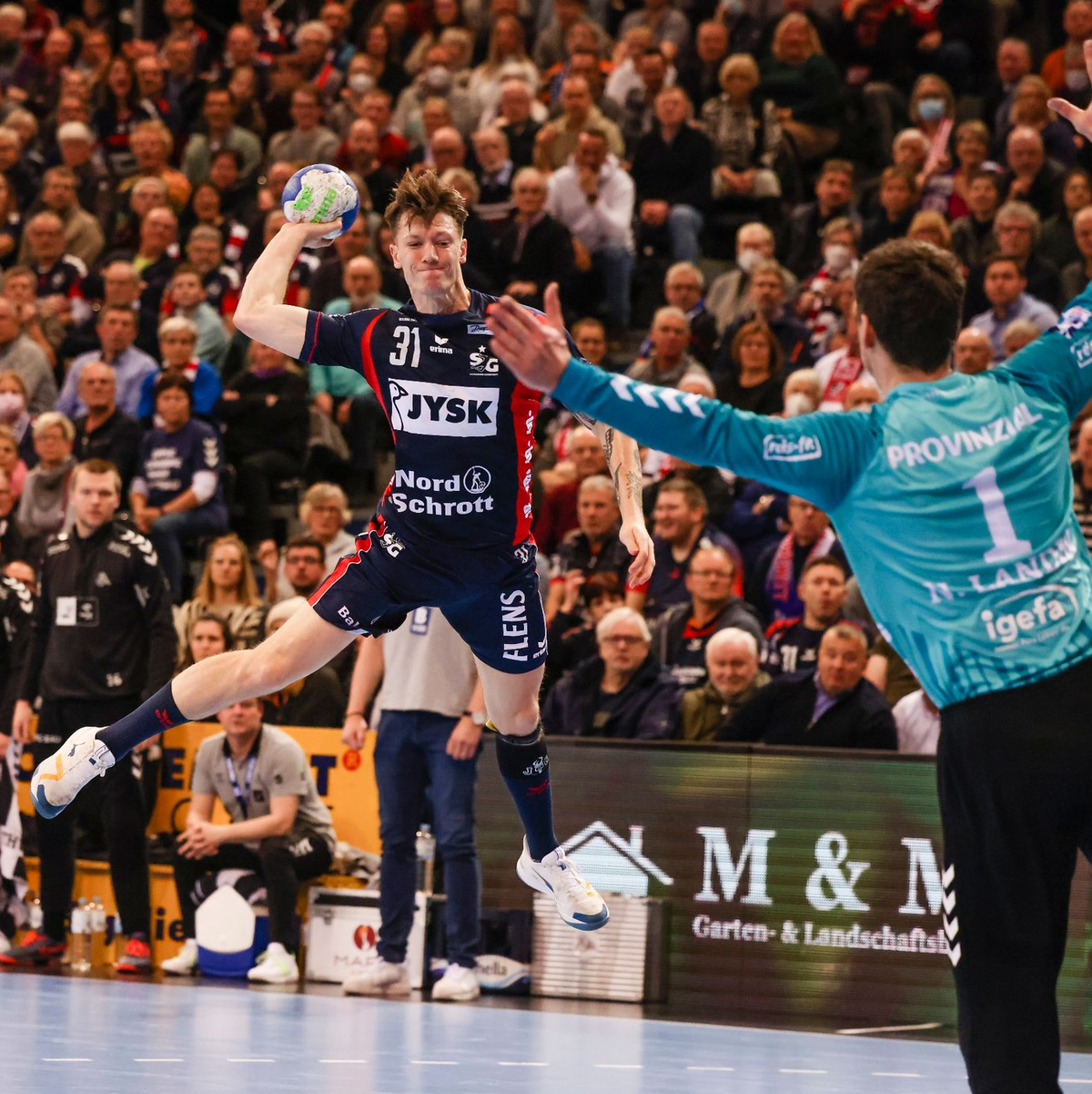 Die Spieler der SG Flensburg-Handewitt bejubeln den Sieg beim THW Kiel. - Foto: Frank Molter/dpa