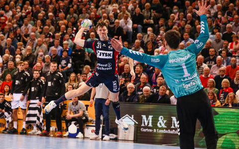 Die Spieler der SG Flensburg-Handewitt bejubeln den Sieg beim THW Kiel. - Foto: Frank Molter/dpa