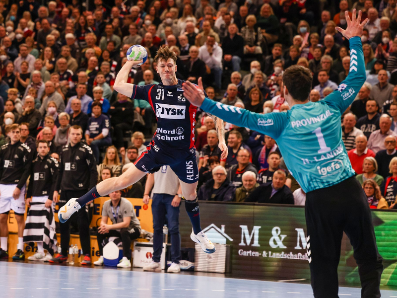 Die Spieler der SG Flensburg-Handewitt bejubeln den Sieg beim THW Kiel. - Foto: Frank Molter/dpa