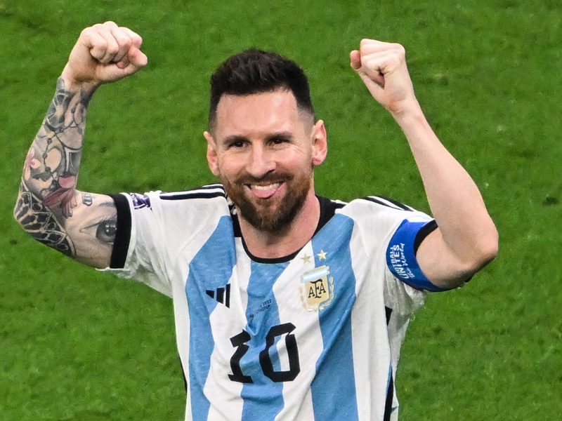 Die Skeletonis Hannah Neise und Christopher Grotheer feiern den WM-Sieg im Mixed. - Foto: Robert Michael/dpa