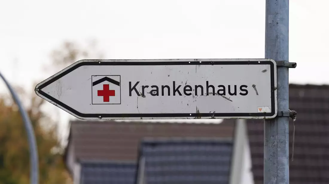 Neuordnung der Krankenhauslandschaft: Die vom Bundestag beschlossene Klinikreform der Ampel soll zu mehr Spezialisierung führen und dürfte auch die Zahl der Krankenhäuser im Land schrumpfen lassen. (Symbolbild) - Bild: Marcus Brandt/dpa