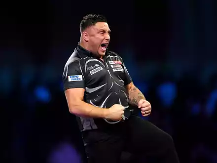Sorgte mit seinen Kopfhörern bei der Darts-WM im Vorjahr für Aufsehen: Gerwyn Price. - Foto: Zac Goodwin/PA Wire/dpa