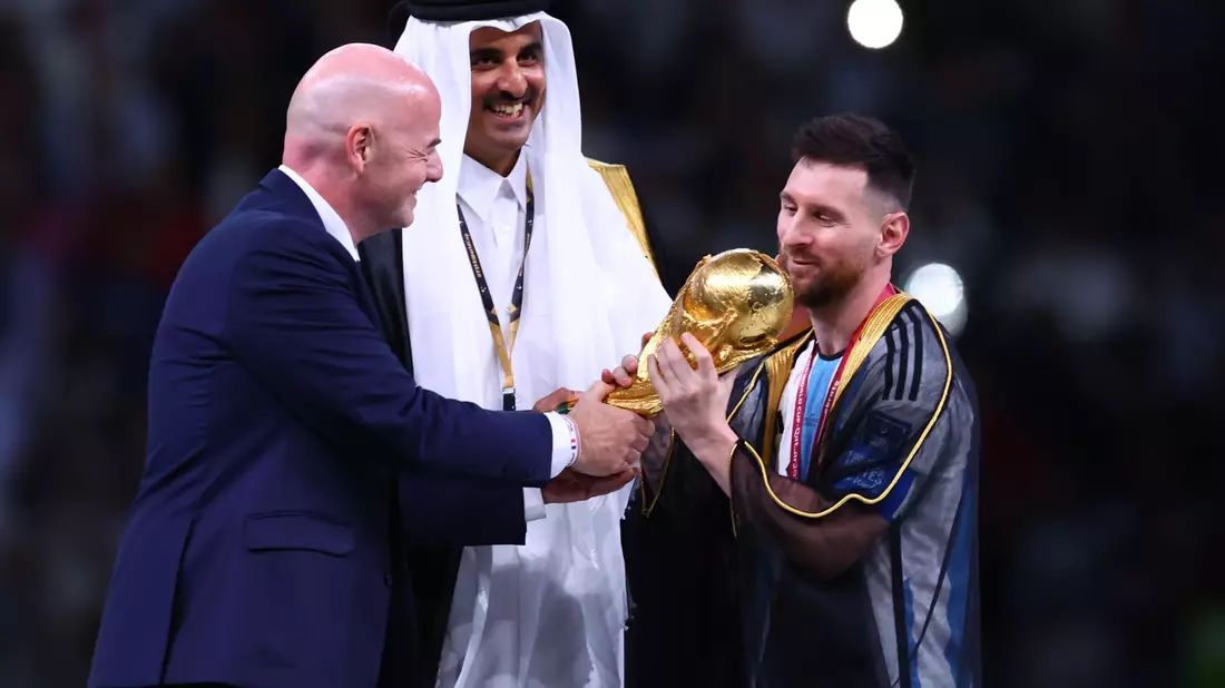 Schien selbst wenig begeistert von der Aktion: Argentiniens Kapitän Lionel Messi im Bischt. - Bild: Tom Weller/dpa