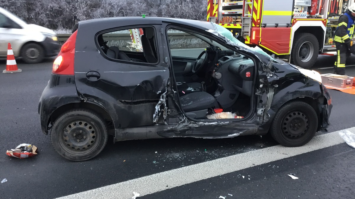 FW Dresden: LKW-Brand auf der A4 - beide Fahrtrichtungen voll gesperrt - Foto: presseportal.de