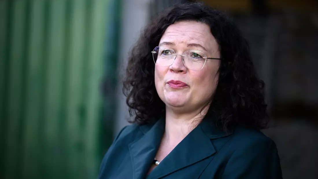 Regelmäßige Berufspraktika müssten in allen Schulformen Pflicht werden, fordert Arbeitsagentur-Chefin Andrea Nahles. - Bild: Bernd von Jutrczenka/dpa