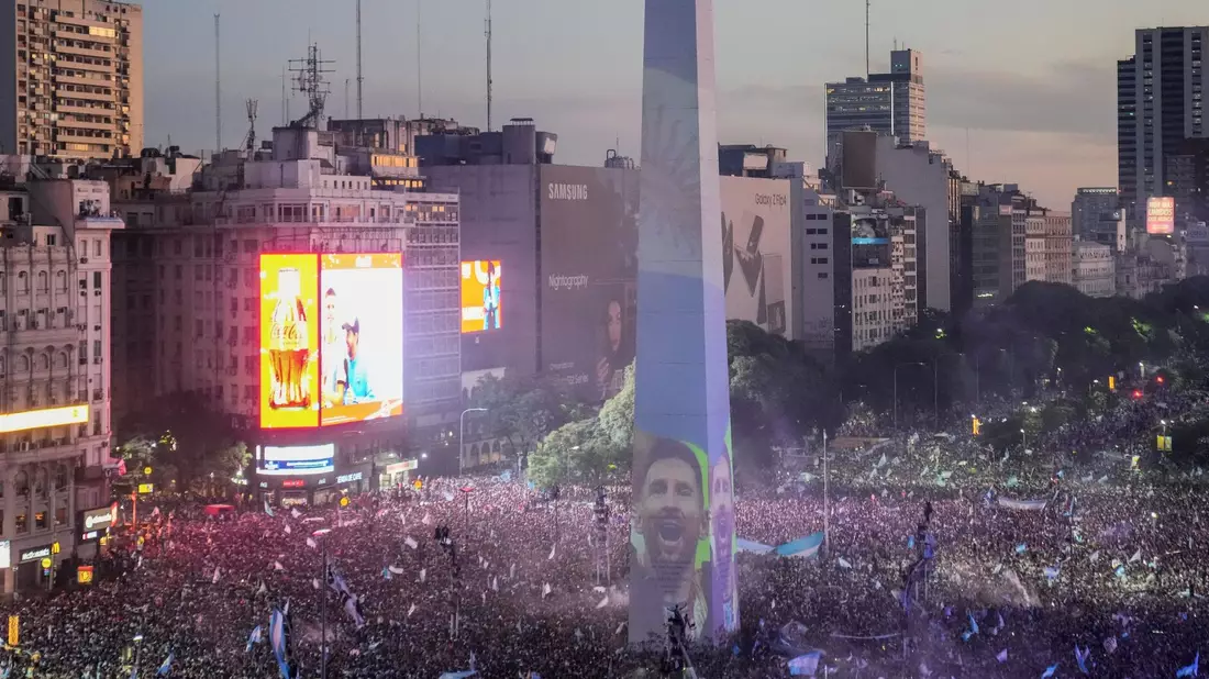 Das Gesicht von Lionel Messi wurde in Buenos Aires auf den Obelisken projiziert. - Bild: Matilde Campodonico/AP/dpa