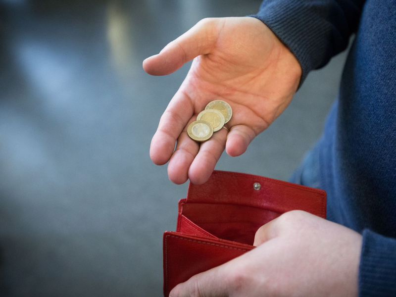 Insgesamt hat die Einkommensarmut der Studie zufolge von 2021 auf 2022 leicht abgenommen. Seit 2010 sei die Armutsquote im Trend jedoch spürbar gestiegen. - Foto: Friso Gentsch/dpa/Illustration