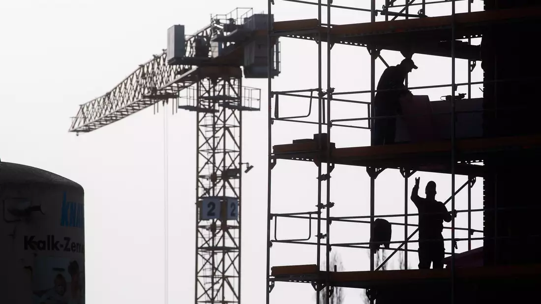 Je stärker die Arbeitsbelastungen ausgeprägt sind, desto schlechter schätzen die Beschäftigten ihre Gesundheit und künftige Arbeitsfähigkeit ein. - Bild: Julian Stratenschulte/dpa