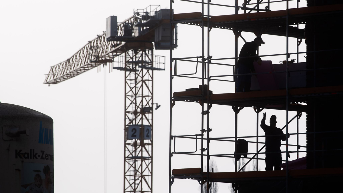 Je stärker die Arbeitsbelastungen ausgeprägt sind, desto schlechter schätzen die Beschäftigten ihre Gesundheit und künftige Arbeitsfähigkeit ein. - Foto: Julian Stratenschulte/dpa