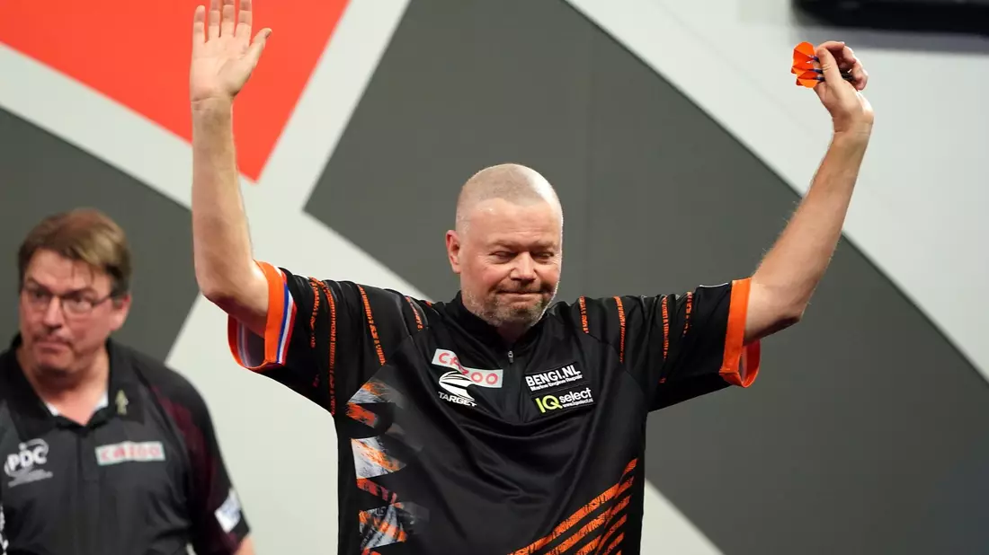 Raymond van Barneveld trifft im Achtelfinale auf Luke Littler. - Bild: Zac Goodwin/PA Wire/dpa