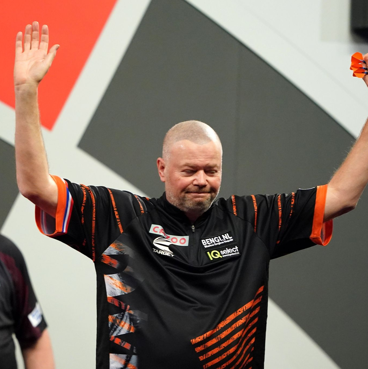 Verließ den Ally Pally schwer geschlagen: Ex-Weltmeister Raymond van Barneveld. - Foto: Zac Goodwin/PA Wire/dpa