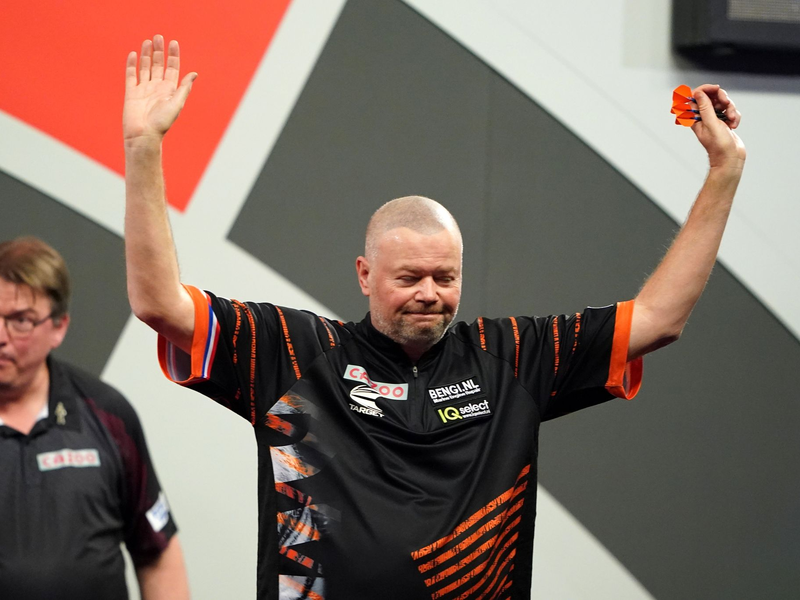 Verließ den Ally Pally schwer geschlagen: Ex-Weltmeister Raymond van Barneveld. - Foto: Zac Goodwin/PA Wire/dpa
