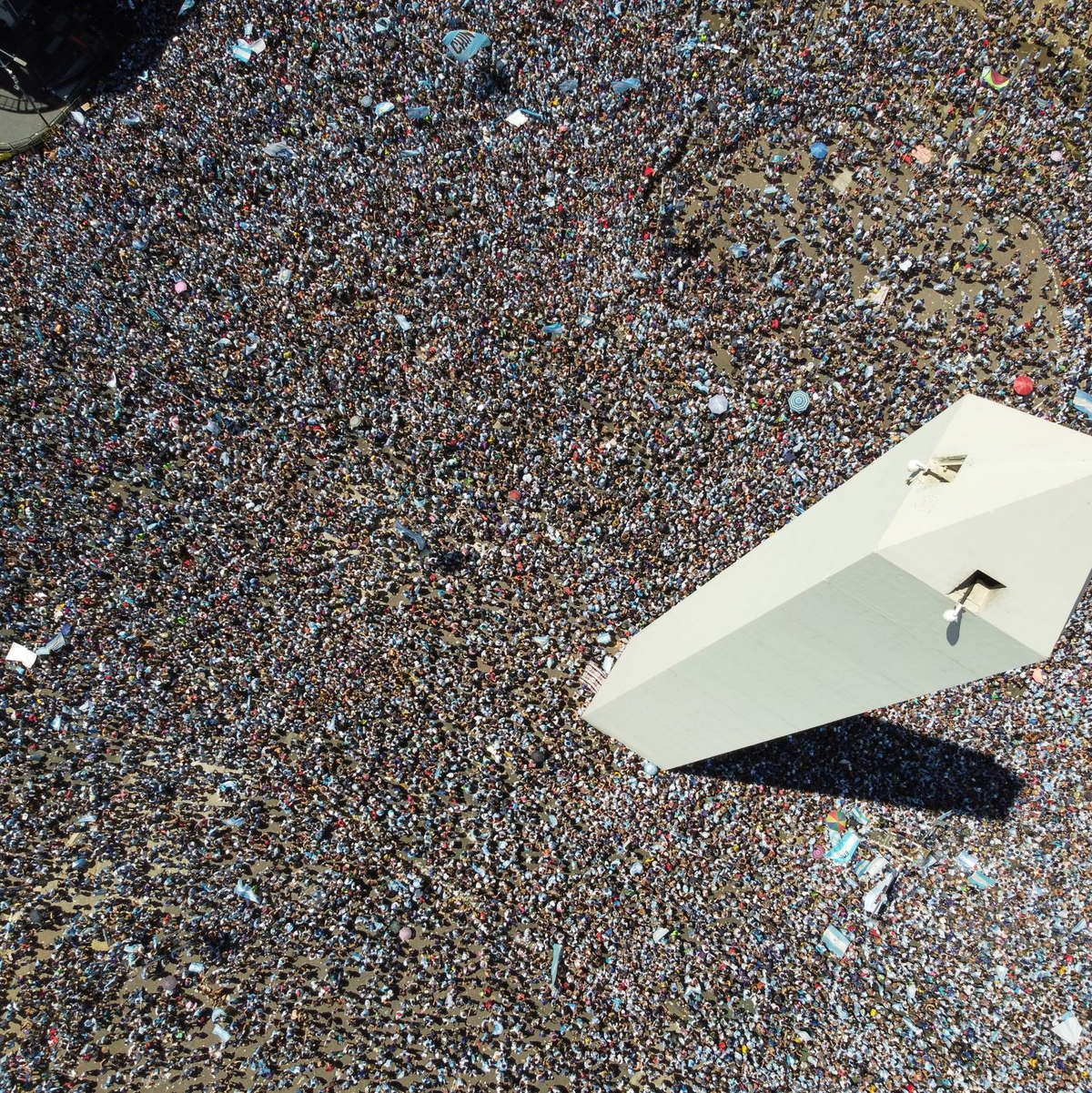 Fußballfans warten in Massen auf die Ankunft der argentinischen Fußballmannschaft in Buenos Aires. - Foto: Fanchi Claudio/telam/dpa