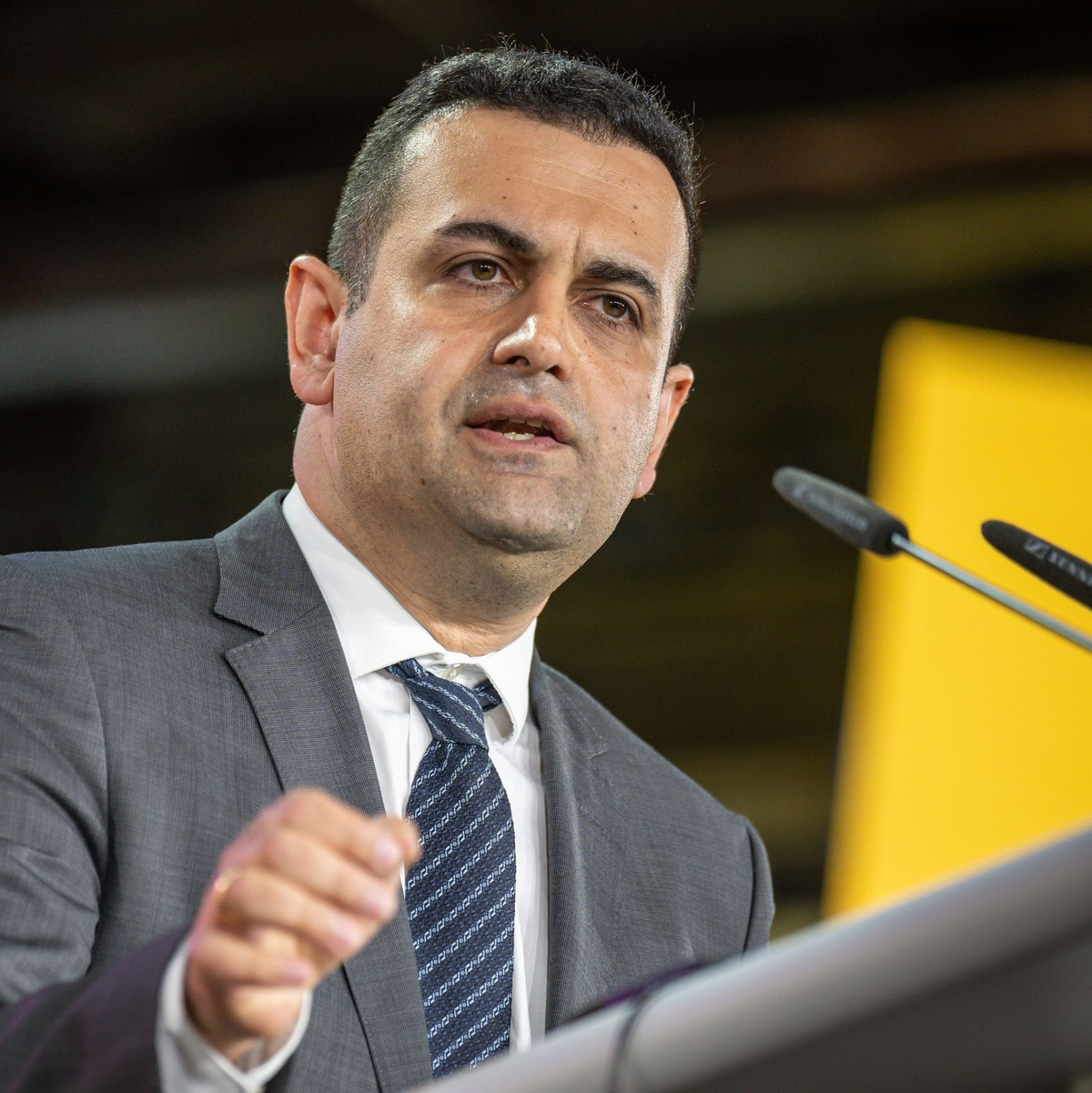 FDP-Generalsekretär Bijan Djir-Sarai fordert: «Neu ankommende Kriegsflüchtlinge aus der Ukraine sollten künftig kein Bürgergeld mehr bekommen.» - Foto: Michael Kappeler/dpa