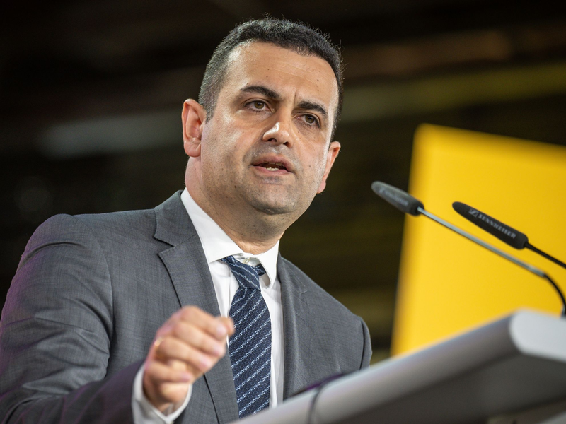 Der FDP-Generalsekretär glaubt, dass die Grünen bei Abschiebungen auf der Bremse stehen. (Archivbild) - Foto: Michael Kappeler/dpa