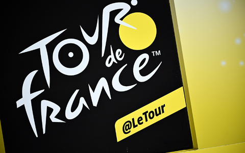 Nach seinem Sturz kann Biniam Girmay die 111. Tour de France fortsetzen. - Foto: Jasper Jacobs/BELGA/dpa