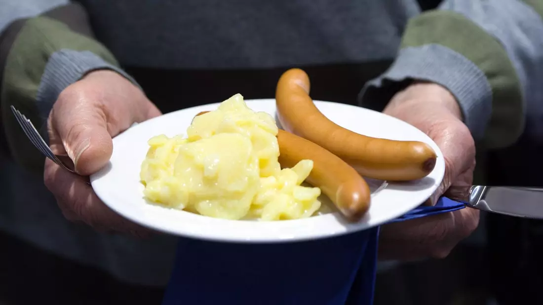 In vielen Familien gibt es in den kommenden Tagen wieder Kartoffelsalat und dazu Würstchen. - Bild: picture alliance / Soeren Stache/dpa