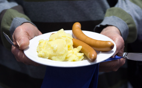 In vielen Familien gibt es in den kommenden Tagen wieder Kartoffelsalat und dazu Würstchen. - Foto: picture alliance / Soeren Stache/dpa In vielen Familien gibt es in den kommenden Tagen wieder Kartoffelsalat und dazu Würstchen. - Foto: picture alliance / Soeren Stache/dpa