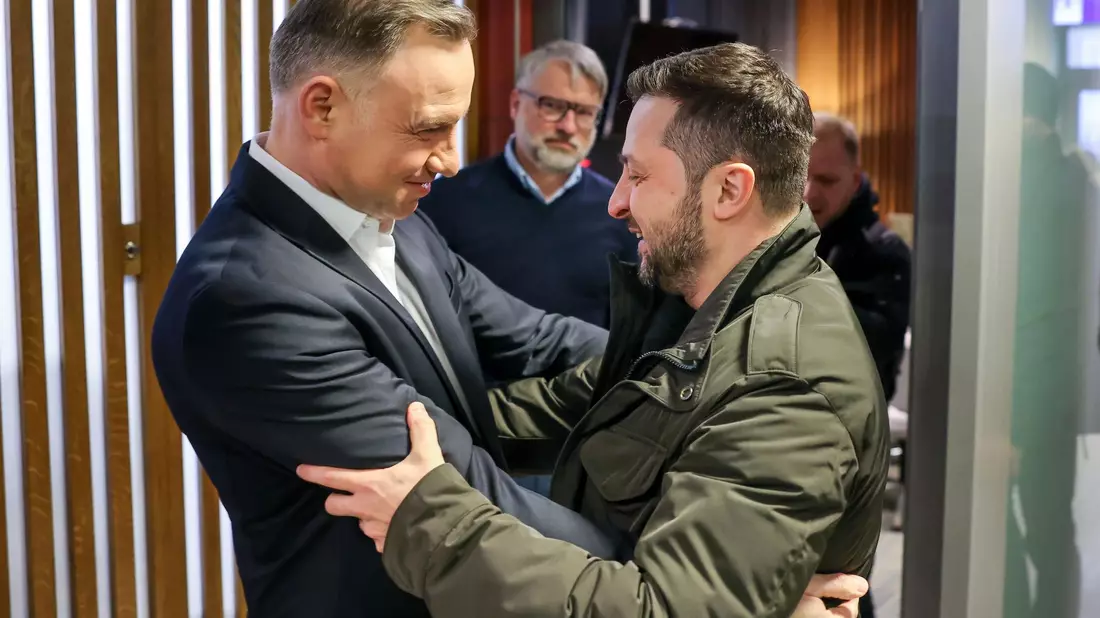 Andrzej Duda und Wolodymyr Selenskyj bei ihrem Treffen auf dem Flughafen in Jasionka (Dezember 2022). - Bild: Jakub Szymczuk/KPRP/PAP/dpa