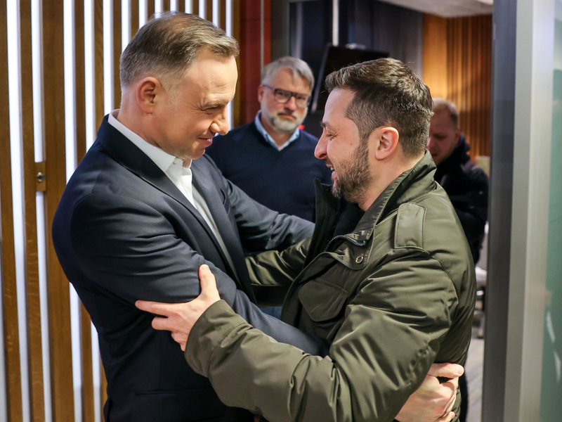 Andrzej Duda und Wolodymyr Selenskyj bei ihrem Treffen auf dem Flughafen in Jasionka (Dezember 2022). - Foto: Jakub Szymczuk/KPRP/PAP/dpa