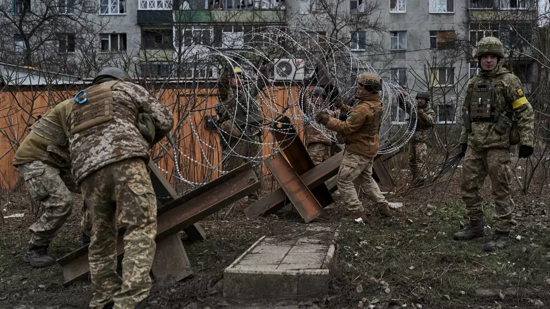 Ukrainische Soldaten feuern eine Kanone in der Nähe von Marjinka im Osten des Landes ab. Künftig könnte Streumunition hinzukommen. - Bild: Libkos/AP/dpa