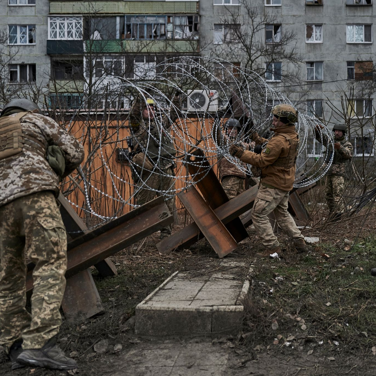 Ukrainische Soldaten feuern eine Kanone in der Nähe von Marjinka im Osten des Landes ab. Künftig könnte Streumunition hinzukommen. - Foto: Libkos/AP/dpa