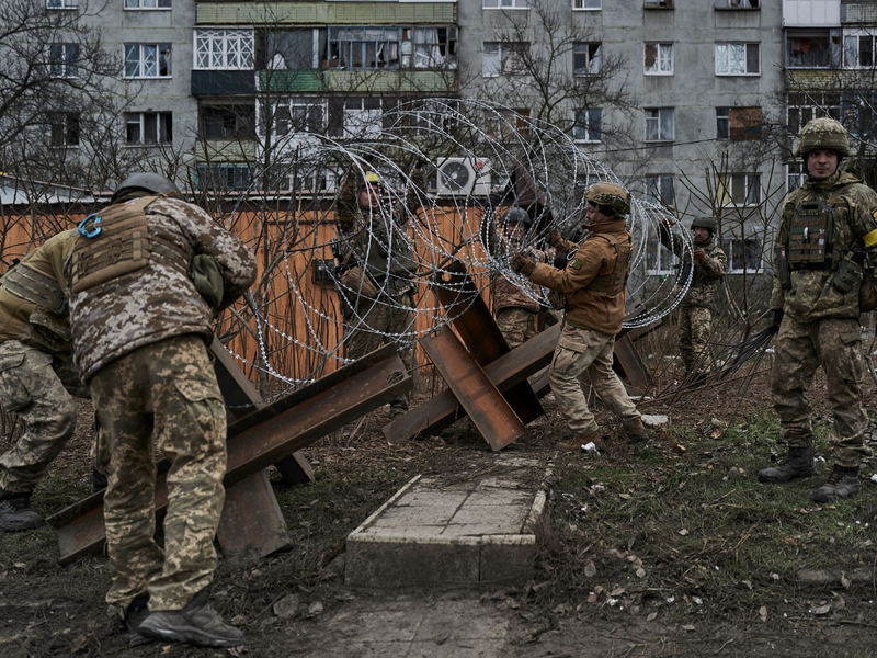 Ukrainische Soldaten feuern eine Kanone in der Nähe von Marjinka im Osten des Landes ab. Künftig könnte Streumunition hinzukommen. - Foto: Libkos/AP/dpa