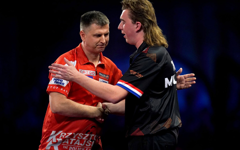 Littler versucht die Wespe abzuwehren. - Foto: John Walton/PA Wire/dpa