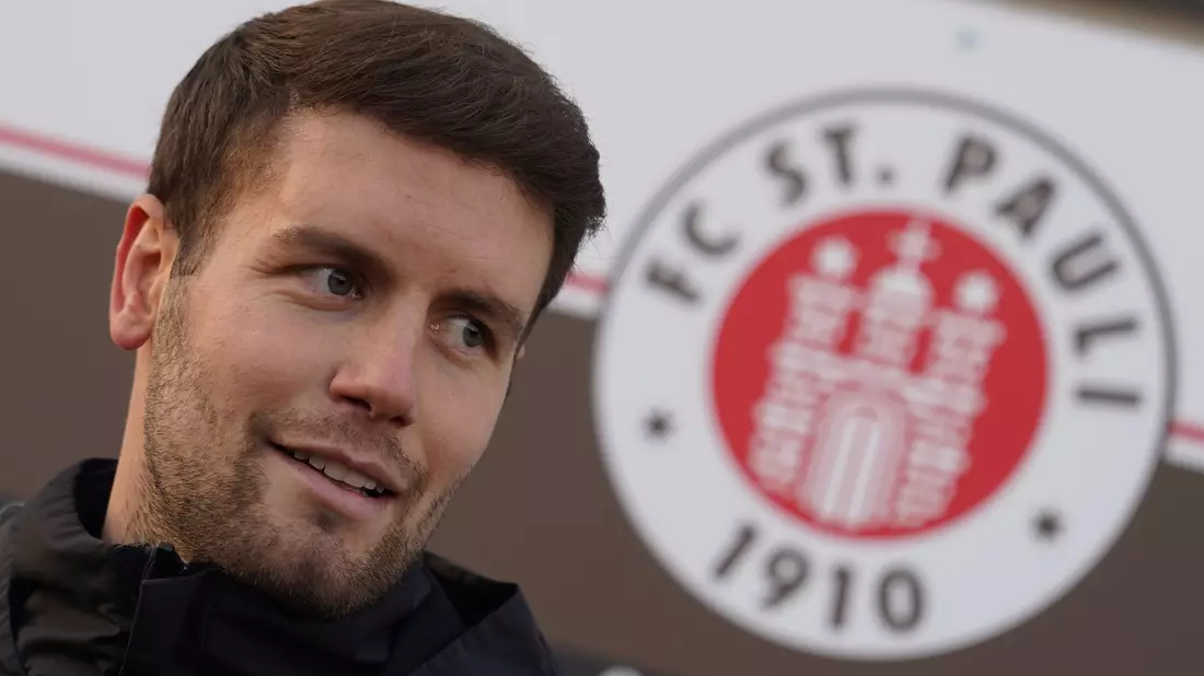 Fabian Hürzeler bleibt Trainer des FC St. Pauli. - Bild: Marcus Brandt/dpa