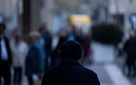 Die Bundesregierung arbeit an einer Strategie gegen Einsamkeit. - Foto: Rolf Vennenbernd/dpa