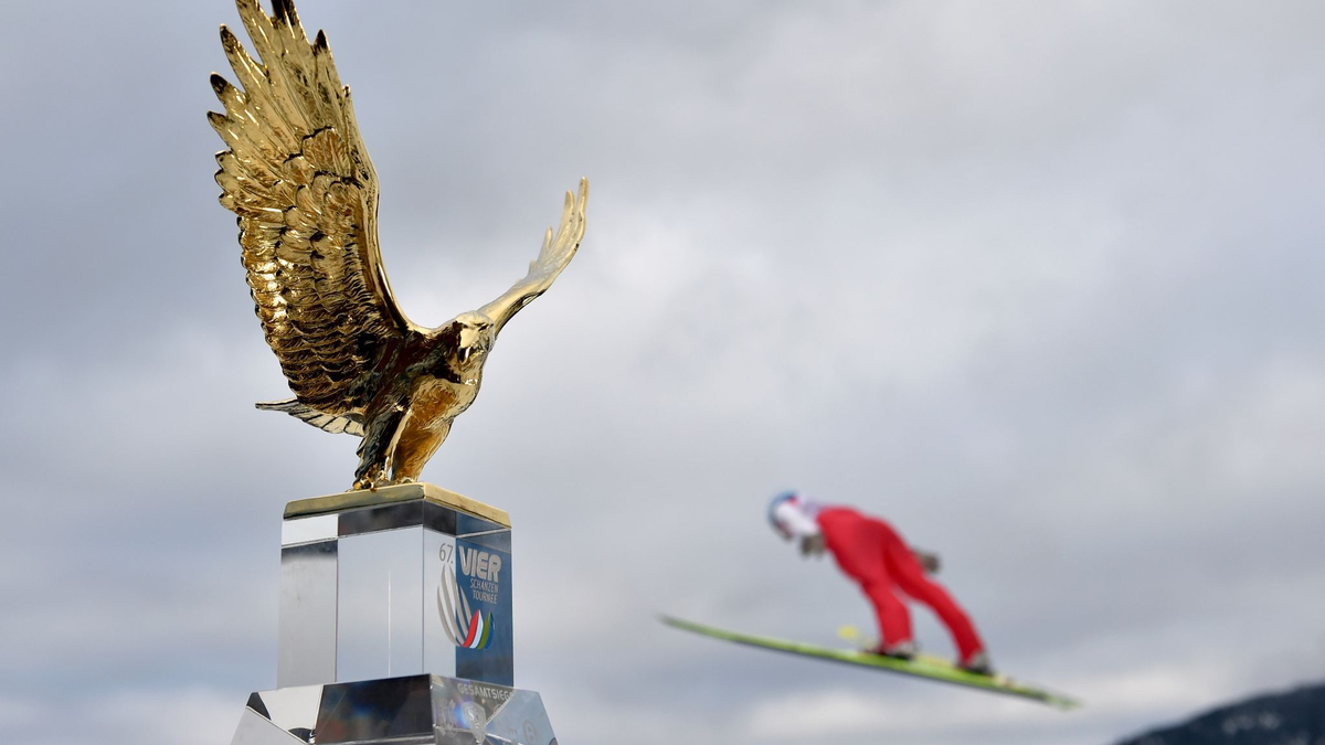 Der Pokal für den Gesamtsieger der Vierschanzentournee. - Foto: Angelika Warmuth/dpa
