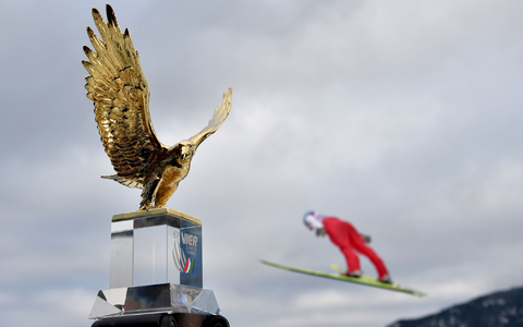 Der Pokal für den Gesamtsieger der Vierschanzentournee. - Foto: Angelika Warmuth/dpa