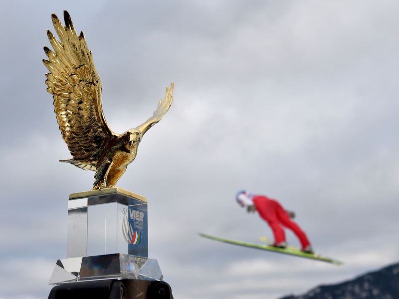 Der Pokal für den Gesamtsieger der Vierschanzentournee. - Foto: Angelika Warmuth/dpa
