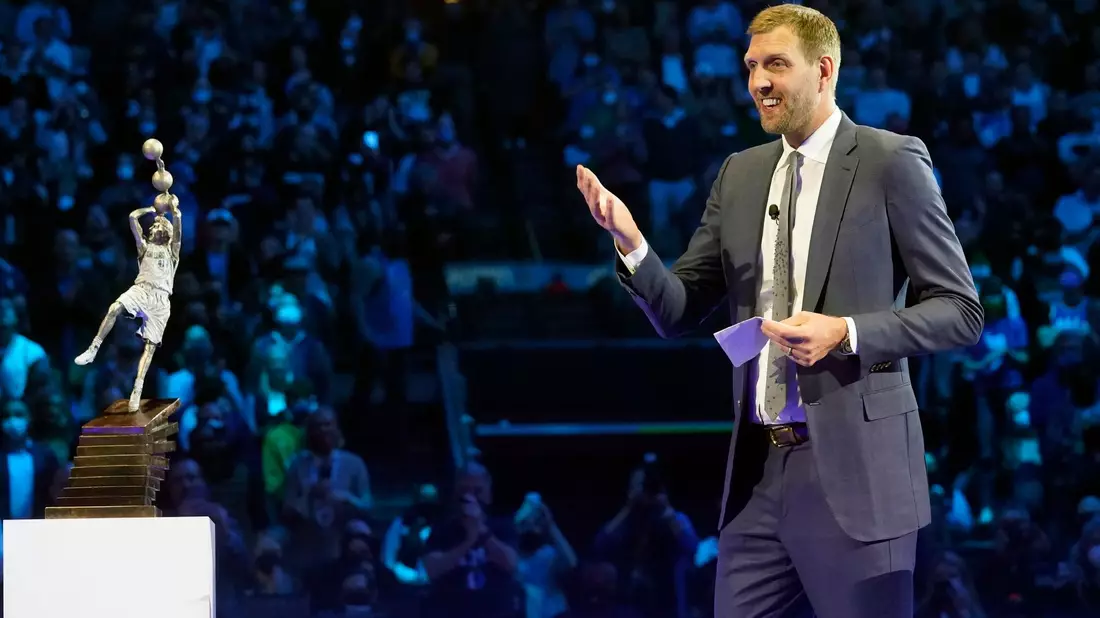 Dirk Nowitzki wird an diesem Freitag das traditionelle Jackett und den Ruhmeshallen-Ring erhalten. - Bild: Lm Otero/AP/dpa